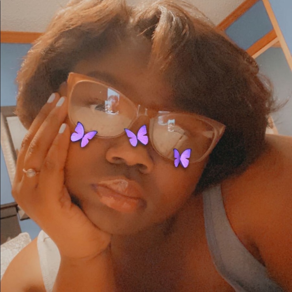 Meet your Posher, Denashia